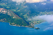 Blick auf Lac d'Annecy und Château Ruphy, Hochsavoyen, Frankreich