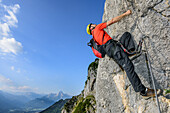 Mann begeht Klettersteig, Watzmann im Hintergrund, Hochthronklettersteig, Untersberg, Berchtesgadener Hochthron, Berchtesgadener Alpen, Oberbayern, Bayern, Deutschland