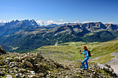 Frau beim Wandern steigt zu Cima dell'Uomo auf, Pala im Hintergrund, Cima dell'Uomo, Marmolada, Dolomiten, UNESCO Weltnaturerbe Dolomiten, Trentino, Italien