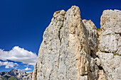 Felstürme am Sas Aut mit Rosengartengruppe im Hintergrund, Sas Aut, Vallacciagruppe, Marmolada, Dolomiten, UNESCO Weltnaturerbe Dolomiten, Trentino, Italien