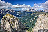 Blick auf Sas da Le Doudesc mit Rosengartengruppe, Langkofelgruppe und Sellastock im Hintergrund, Vallaccia, Vallacciagruppe, Marmolada, Dolomiten, UNESCO Weltnaturerbe Dolomiten, Trentino, Italien