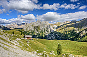 Blick auf Rifugio Vallaccia mit Marmoladagruppe im Hintergrund, Vallaccia, Vallacciagruppe, Marmolada, Dolomiten, UNESCO Weltnaturerbe Dolomiten, Trentino, Italien