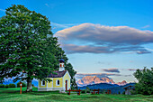 Chapel and tree in front of Wetterstein range with Alpspitze and Zugspitze, Werdenfelser Land, Karwendel range, Upper Bavaria, Bavaria, Germany