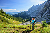 Frau beim Wandern steigt zum Schachen auf, Schachen, Wetterstein, Werdenfelser Land, Oberbayern, Bayern, Deutschland