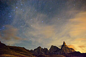 Sternenhimmel über Cima dei Bureloni, Cima della Vezzana und Cimon della Pala, Pala, Dolomiten, UNESCO Weltnaturerbe Dolomiten, Trentino, Italien