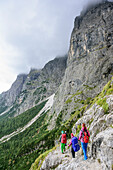 Mehrere Wanderer steigen durch das Val Canali ab, Rifugio Pradidali, Pala, Dolomiten, UNESCO Weltnaturerbe Dolomiten, Trentino, Italien