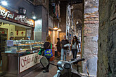 Altstadt Neapel, Arkaden Via dei Tribunale, Arkaden, Verkaufsstand, Motorroller, Napoli, Italien