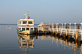 Boot, Ausflugsboot, Spiegelung im See, Steg, Zwischenahner Meer, Bad Zwischenahn, Niedersachsen, Deutschland