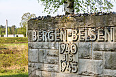 Gedenkstaette Bergen-Belsen, ehemaliges Konzentrationslager, Eingang, Kriegsgefangene, KZ-Haeftlinge, Nationalsozialismus, Lager, Holocaust, Niedersachsen, Deutschland
