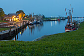 Abendlicht, Krabbenboote, Greetsiel, Fischerei Hafen, ostfriesische Nordseekueste, Niedersachsen, Deutschland