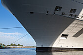 Meyerwerft, Papenburg, Schiffbau, Bug von Kreuzfahrtschiff, im Hintergrund die Wohnmobile der schaulustigen Besucher, Ems, Niedersachsen, Deutschland