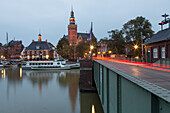 Abends am Seehafen, Lichterspuren, Klappbruecke ueber die Leda, Rathaus, Stadt Leer, Niedersachsen, Deutschland