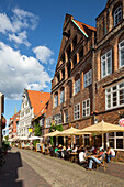 Lueneburg Altstadt, Cafés Restaurants, St Johannis Kirche, Staffelgiebel, Stufengiebel, norddeutsche Backsteingotik, Gotik, Renaissance, Niedersachsen, Deutschland