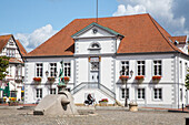 Rathaus und Kriegerdenkmal, Quakenbrueck, Niedersachsen, Norddeutschland, Deutschland