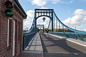 Kaiser-Wilhelm-Bruecke, Wahrzeichen, Drehbare Stahlbruecke, zweifluegelige Drehbruecke, Stahlfachwerk, Technisches Denkmal, Wilhelmshaven, Niedersachsen, Deutschland