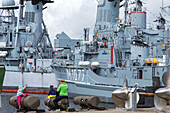 Besucher Deutsches Marinemuseum, Kriegsschiffe, Zerstoerer, U-Boot, Kriegsmarine, Bismarck, Emden, Wilhelmshaven, Niedersachsen, Deutschland