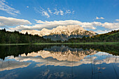 Luttensee mit Spiegelung, Blick zum Karwendel, bei Mittenwald, Werdenfelser Land, Bayern, Deutschland