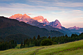 Wettersteingebirge im Morgenlicht mit Alpspitze, Zugspitze und Waxenstein, bei Garmisch-Partenkirchen, Werdenfelser Land, Bayern, Deutschland