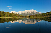 Luttensee mit Spiegelung, Blick zum Karwendel, bei Mittenwald, Werdenfelser Land, Bayern, Deutschland