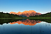 Luttensee mit Spiegelung, Blick zum Karwendel, bei Mittenwald, Werdenfelser Land, Bayern, Deutschland