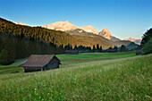 Wettersteingebirge im Morgenlicht mit Alpspitze, Zugspitze und Waxenstein, bei Garmisch-Partenkirchen, Werdenfelser Land, Bayern, Deutschland