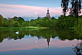 Blick über den Knieperteich zur Marienkirche, Stralsund, Ostsee, Mecklenburg-Vorpommern, Deutschland