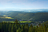 Blick vom Berg „Hohe Bracht“ auf den Ort Bilstein,  Rothaargebirge, Sauerland, Nordrhein-Westfalen, Deutschland