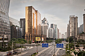 moderne Wolkenkratzer und Straßenschluchten in Guangzhou, Guangdong Provinz, Perlfluss, Delta, China