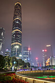 Skyline mit IFC in Guangzhou bei Nacht, Guangdong Provinz, Perlfluss Delta, China