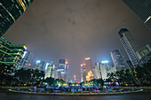 Wasserspiele am Brunnen bei Nacht, Guangzhou, Guangdong Provinz, Perlfluss Delta, China