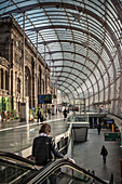Bahnreisende auf Rolltreppe im Hauptbahnhof Gare Central, Straßburg, Elsass, Frankreich