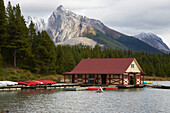 Bootshaus am Maligne Lake, Jasper National Park, Rocky Mountains, Alberta, Kanada