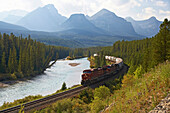 Eisenbahn am Bow River, Banff National Park, Rocky Mountains, Alberta, Kanada