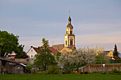 Bergrheinfeld mit Pfarrkirche St. Michael, Frühling, Unterfranken, Bayern, Deutschland, Europa