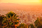 'Sonnenuntergang über Skyline der Hauptstadt Santiago de Chile mit Anden vom Aussichtberg Cerro San Cristobal, Stadtteil Bellavista, Región Metropolitana, Chile, Südamerika;'