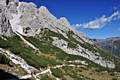 Hikers beneath Tre Cime di Lavaredo towards Altensteintal, Val Pusteria Valley, Sesto, Dolomites, South Tyrol, Veneto, Alto Adige, Three Peaks Nature Park, UNESCO world heritage side, Italy, European Alps, Europe