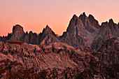 Cadini Gruppe (Cadini di Misurina) nach Sonnenuntergang, Hochpustertal, Sexten, Sextener Dolomiten, Südtirol, Trentino, Belluno, Venetien, Alto Adige, Drei Zinnen (Tre Cime di Lavaredo) Naturpark, UNESCO Welterbe, Italien, Alpen, Europa