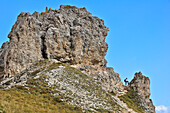 Junge Frau wandert an Felsformation nahe der Rotwand, Teil des Rosengarten, Catinaccio, St. Zyprian, Tiers, Tierser Tal, Naturpark Schlern-Rosengarten,Eisacktal, Dolomiten, Südtirol, Alto Adige, UNESCO Welterbe, Italien, Alpen, Europa