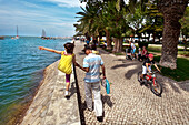 Mädchen balanciert auf einer Mauer, Uferpromenade, Olhao, Algarve, Portugal
