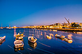 Abendaufnahme, Blick vom Hafen auf Altstadt, Lagos, Algarve, Portugal