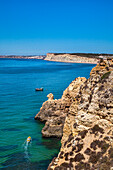 Blick von der Ponta de Piedade auf die Küste, Lagos, Algarve, Portugal