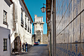 Altstadtgasse mit Blick auf Kastell und Wehrturm, Beja, Alentejo, Portugal