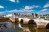 Blick über Rio Gilao auf die Stadt mit römischer Brücke, c, Algarve, Portugal