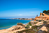 Wanderer auf den roten Felsen, Praia de Falesia, Albufeira, Algarve, Portugal