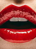 Nahaufnahme des Mundes einer Frau mit rotem Lippenstift