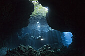 Taucher in Mbuco Caves, Marovo Lagune, Salomonen