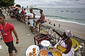 Virginia, cooks Acaraje (bean dumplings with crab) at Porto da Barra beach promenade, in the back Santa Maria Fort, Porto da Barra, Salvador de Bahia, Bahia, Brazil