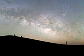 Morocco, Draa Valley, Tinfou, Tinfou dunes, Tourists admiring the Milky Way