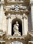 Italy, Sicily, Syracuse, Ortigia district, Piazza Duomo, The cathedral, Sculpture in front