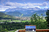 Blick auf Garmisch-Partenkirchen von der Burgruine Werdenfels, Oberbayern, Bayern, Deutschland